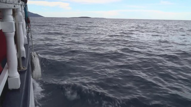 Schiff f&auml;hrt durch Wellen
