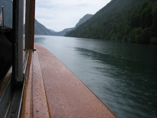 Boot auf einer Flussfahrt bei Regenwetter