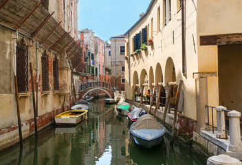 Fototapeta na wymiar quiet canal street in Venice