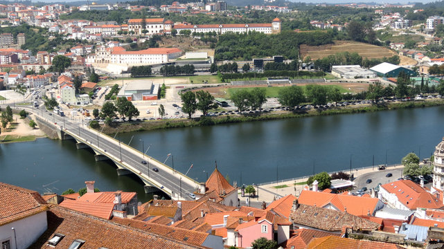 Portugal - Coimbra - Panorama sur le Rio Mondego, monast&egrave;re Santa Clara-a-Nova et le stade universitaire