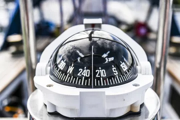 Foto auf Acrylglas Segeln Ein Kompass, eine Vorderansicht von einer Segelyacht.