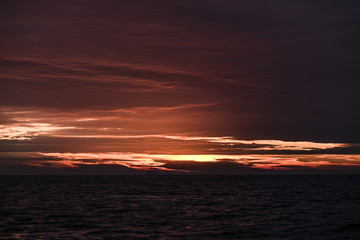 Obraz premium Beautiful red sunrise in the northern summer sea