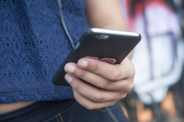 détail main de jeune fille et téléphone portable