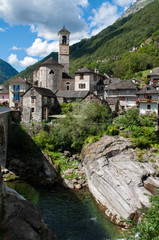 Fototapeta na wymiar Old mountain village Lavertezzo