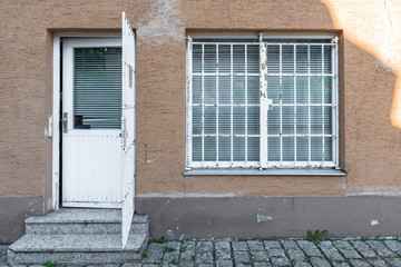 Vergitterte Eingangst&uuml;r und Fenster