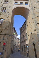 Fototapeta premium Toskana-Panorama, Volterra im Chianti-Gebiet (Stadtmauer mit Stadttor)