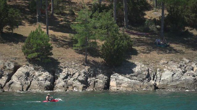Kajakfahrer vor kroatischer K&uuml;ste