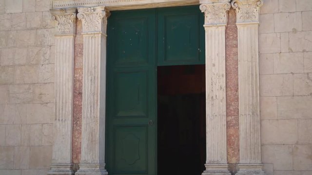 Fassade der Kirche von Osor