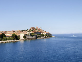 Obraz premium Portoferraio, view of the harbor town.