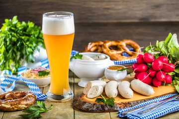 Oktoberfest Mahlzeit Weissbier und traditioneles Essen.