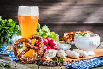 Oktoberfest Mahlzeit Weissbier und traditioneles Essen.