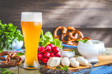 Oktoberfest Mahlzeit Weissbier und traditioneles Essen.