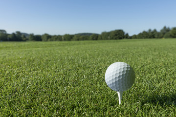 Golfball, tee, platz