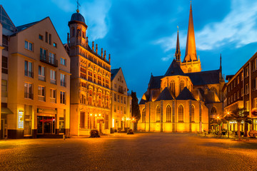 Fototapeta na wymiar Willibrordi Dom und historisches Rathaus am Weseler Großen Markt