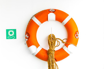 Rettungsring auf einem Frachtschiff