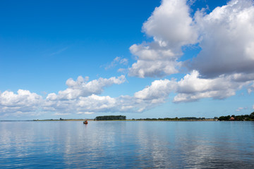 Naklejka na ściany i meble am Greifswalder Bodden ( Deutschland ) bei Stahlbrode im Sommer