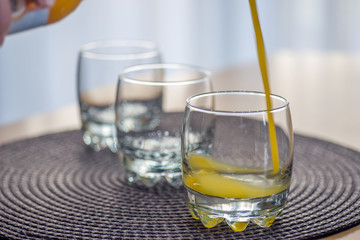 Orangensaft eingießen