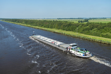 Obraz premium Stückgutfrachter auf dem Nordostseekanal