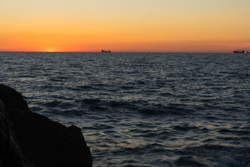 Fototapeta premium mare e petroliere al tramonto