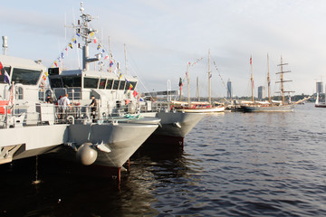 Naklejka premium Ships standing in harbor port.