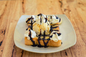 Vanilla ice cream with bread on a serving plate