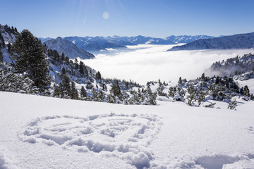 Fototapeta na wymiar Alpen, Winter, Urlaub, Freizeit, Wandern, Schnee, Sonne, Halo, Rainbow