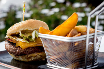 Hamburguesa con patatas fritas