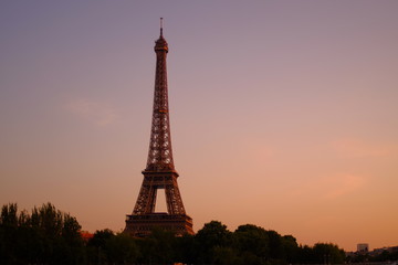 Fototapeta na wymiar Le moment de coucher du soleil à Paris, France
