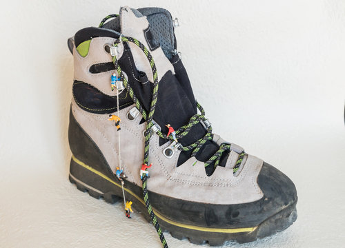 Bergschuh mit Kletterern in Miniatur