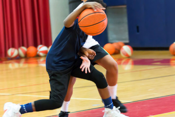 Obraz premium Dribbling a basketball at summer camp