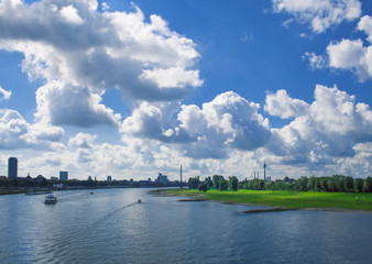 Rheinufer und Skyline von Düsseldorf im Sommer