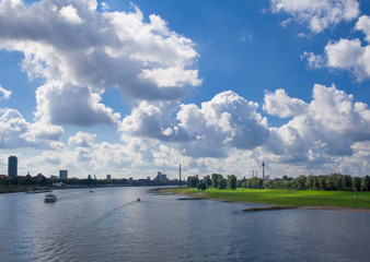 Obraz premium Rheinufer und Skyline von Düsseldorf im Sommer