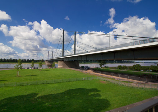    Die n&ouml;rdliche Theodor-Heuss-Br&uuml;cke in D&uuml;sseldorf 