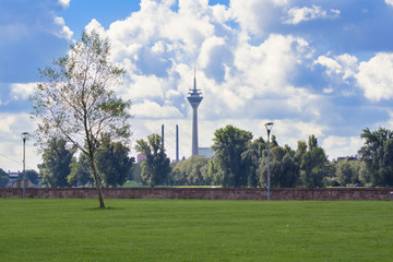 Skyline von Düsseldorf im Sommer