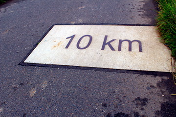 Schild "10 km" im Messdorfer Feld