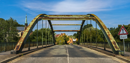 eine marode Brücke im Straßenverkehr
