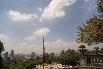 Obraz premium Mexico city skyline and flag in chapultepec