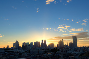 【東京・新宿高層ビル】朝・夏