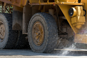 Schwertransport - LKW und Transporter im Bergbau