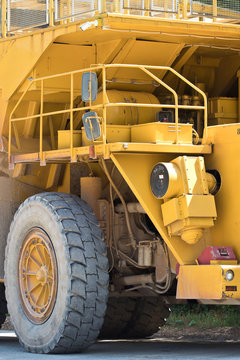 Schwertransport - LKW und Transporter im Bergbau
