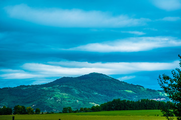 Naklejka premium Mountain with natural elements on a sunny day in summer