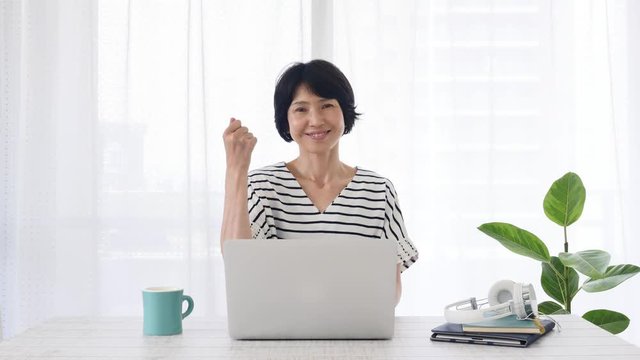 ミドル女性　ガッツポーズ