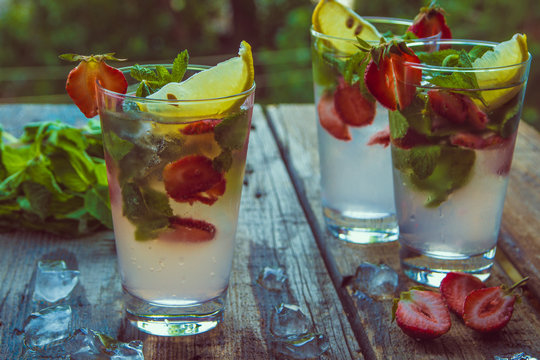 Fresh lemonade with strawbery, mint and ice