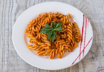 pasta fussili con salsa italiana de tomate