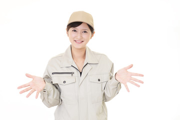 笑顔の女性作業員