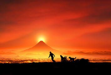 富士山の夜明けと親子と犬のシルエット
