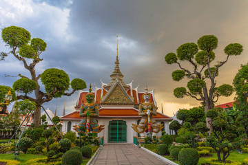 Fototapeta premium Wat Arun -the Temple of Dawn in Bangkok, Thailand