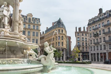 Stickers pour porte Fontaine Lyon, place des Jacobins, la fontaine et les jolies façades, quartier charmant