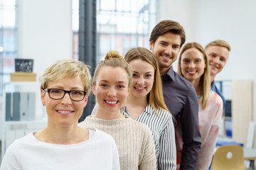 motiviertes junges projektteam im büro