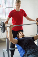 männer machen krafttraining im fitness-studio